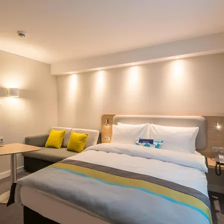 Express - - Hauptbahnhof, An Ihg מלון