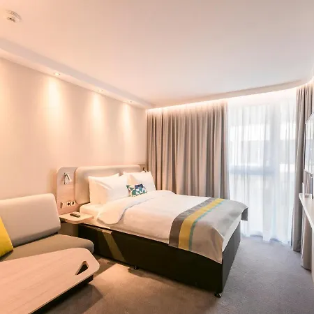 Express - - Hauptbahnhof, An Ihg מלון 3*